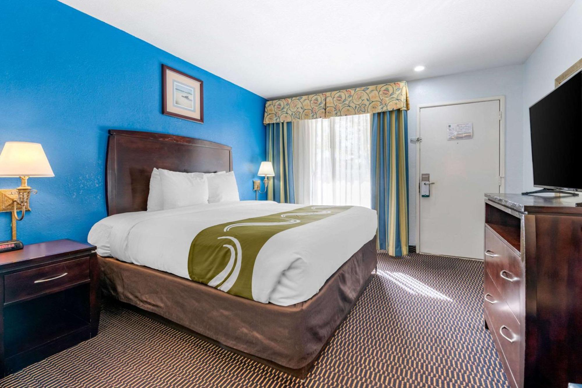 Suite Lit King-Size avec Canapé - Accessible aux Personnes à Mobilité Réduite - Non-Fumeurs